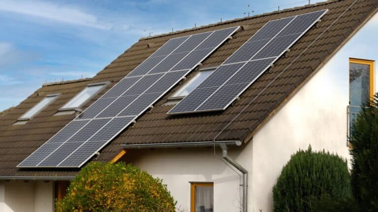découvrez comment l'énergie solaire peut transformer votre maison en un espace écologique et économique. apprenez les avantages de l'installation de panneaux solaires, réduisez vos factures d'électricité et contribuez à la protection de l'environnement grâce à cette solution durable et innovante.