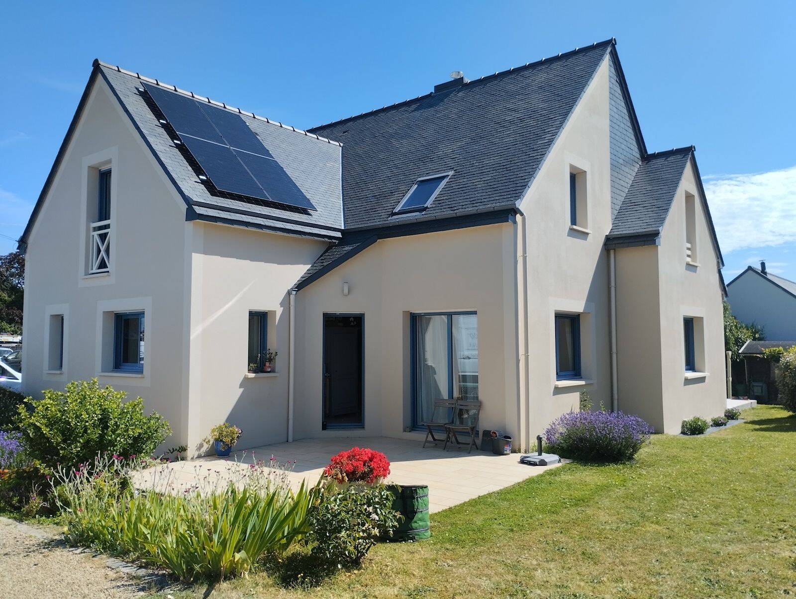 découvrez l'avenir solaire : explorez les innovations et les technologies qui révolutionnent l'énergie solaire, pour un monde plus durable et respectueux de l'environnement.