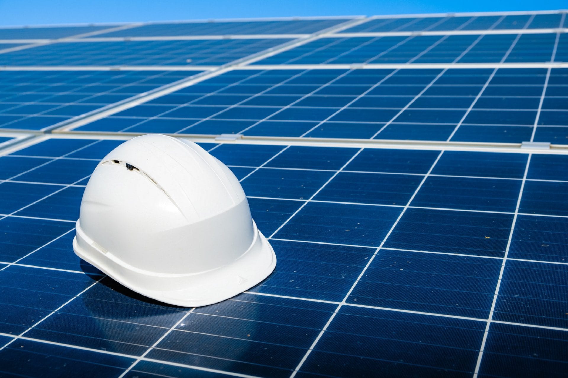 découvrez les avantages de l'énergie solaire, une source d'énergie renouvelable et durable. apprenez comment elle peut réduire vos factures d'électricité, diminuer votre empreinte carbone et contribuer à un avenir plus vert. explorez les technologies solaires et leur impact positif sur l'environnement.