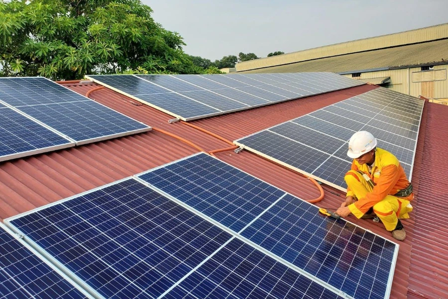 découvrez nos services de maintenance solaire pour optimiser le performance de vos panneaux photovoltaïques. assurez leur durabilité et maximisez votre rendement énergétique avec des inspections régulières et des réparations professionnelles.
