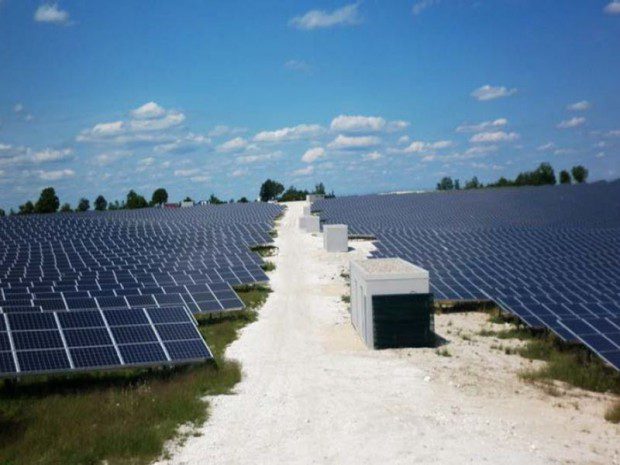 découvrez le cadre légal entourant le photovoltaïque en france et les enjeux associés à cette source d'énergie renouvelable. informez-vous sur les règlementations, les incitations fiscales et les impacts environnementaux que pose l'essor du solaire.