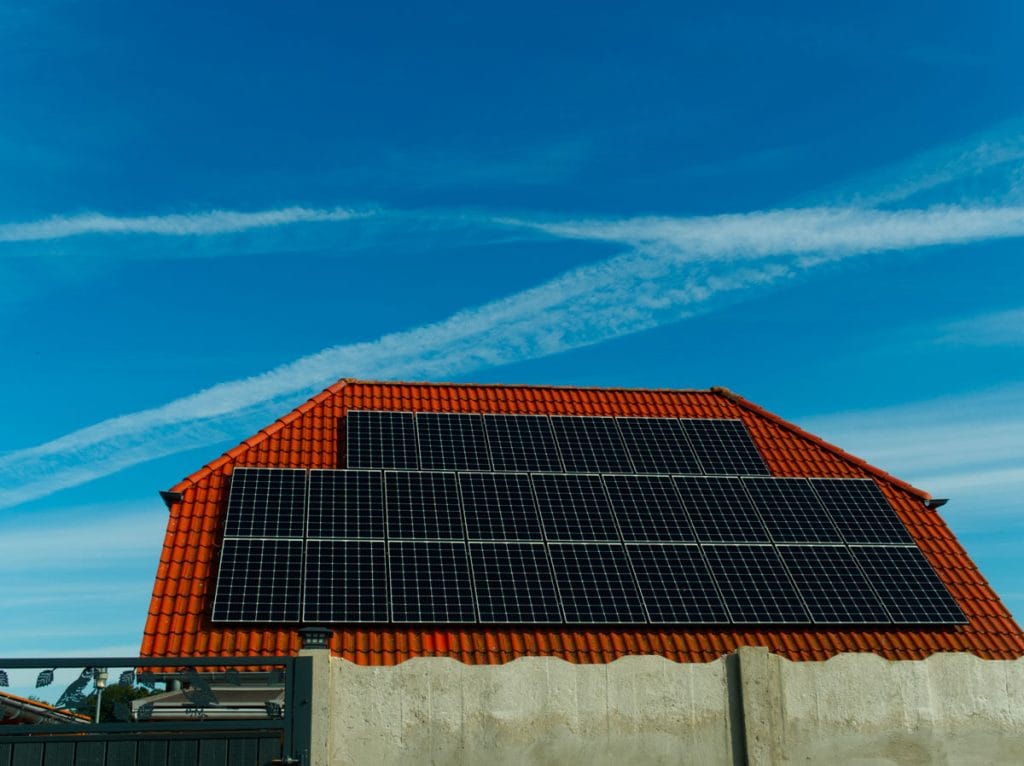 découvrez les coûts d'installation des panneaux photovoltaïques pour optimiser votre énergie et réduire vos factures. informez-vous sur les différents facteurs influençant le prix et les avantages d'une telle installation.