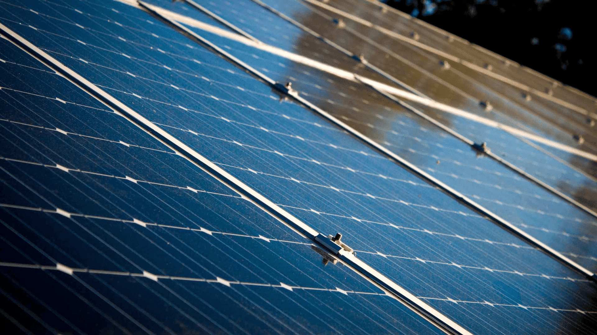 découvrez l'importance de l'inclinaison optimale des panneaux solaires pour maximiser leur efficacité et leur production d'énergie. apprenez comment ajuster l'angle d'inclinaison en fonction de votre emplacement géographique et des saisons pour un rendement optimal.