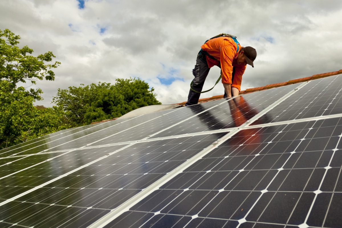 obtenez votre devis personnalisé pour l'installation de panneaux photovoltaïques. comparez les offres des professionnels et économisez sur vos factures d'énergie tout en contribuant à la transition énergétique.