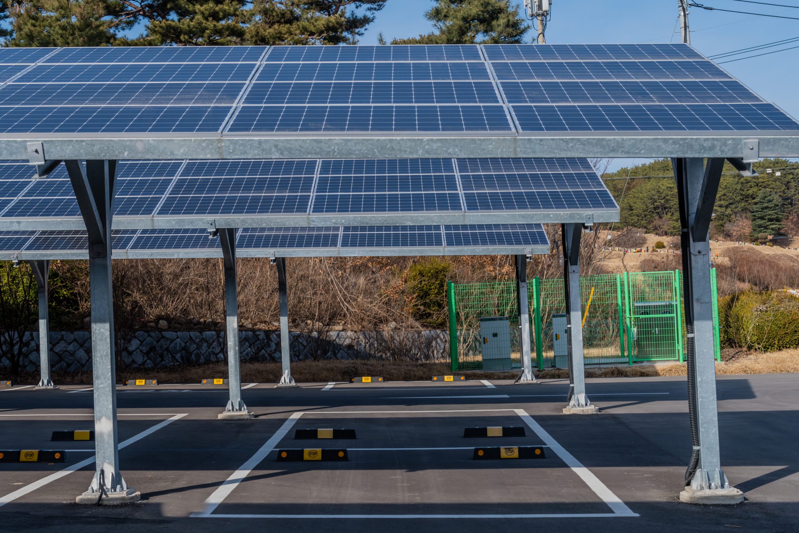 obtenez votre devis personnalisé pour une ombrière photovoltaïque et profitez d'une solution idéale pour produire de l'énergie solaire tout en protégeant votre espace extérieur. comparez les offres et faites un choix éclairé!
