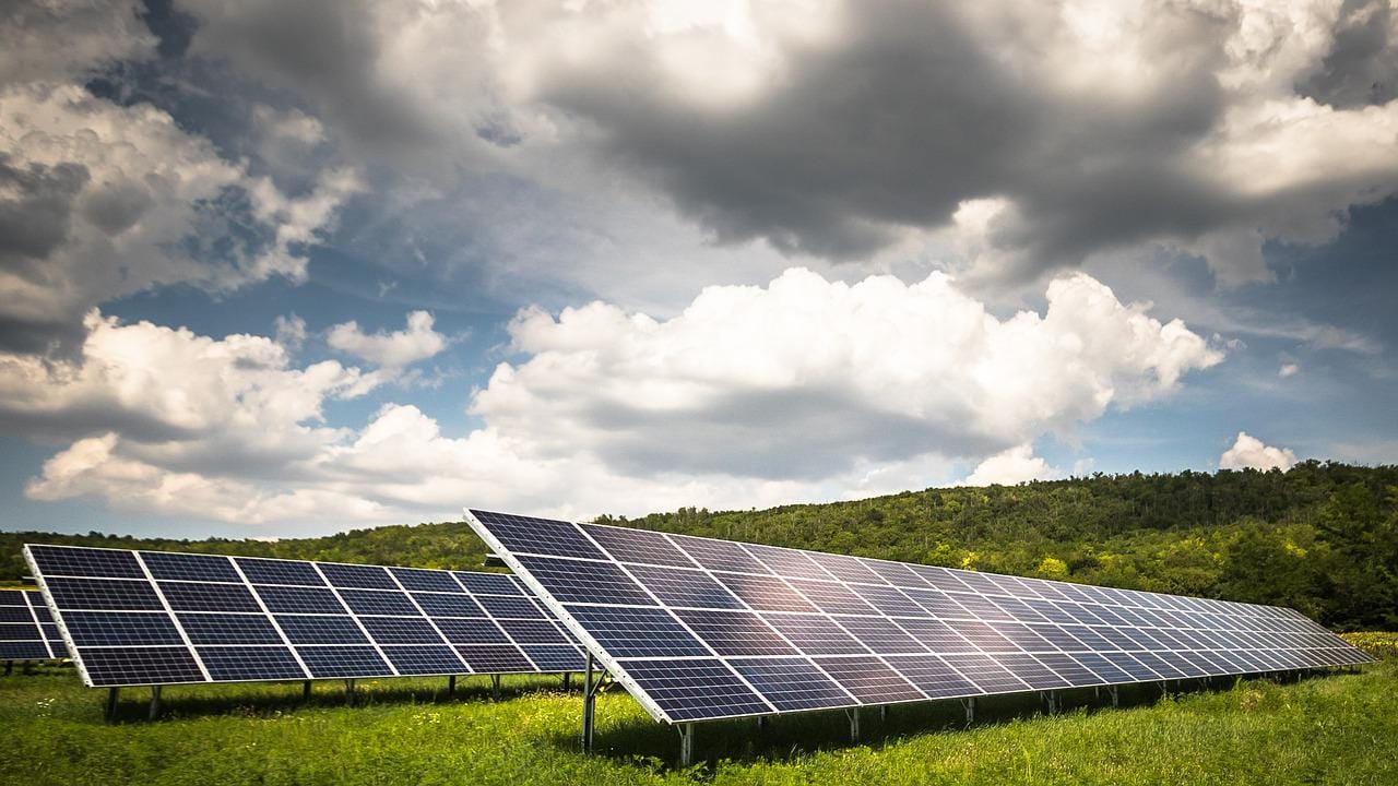 découvrez les nombreux avantages des panneaux photovoltaïques : énergie renouvelable, économies sur vos factures d'électricité, impact environnemental positif et autonomie énergétique. réalisez des économies tout en contribuant à la lutte contre le changement climatique.