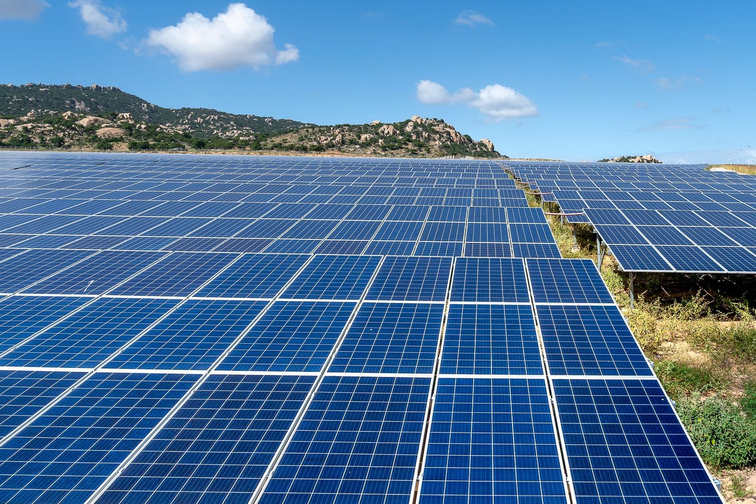 découvrez les secrets de l'énergie solaire et apprenez comment exploiter cette source d'énergie renouvelable pour réduire vos factures d'électricité et contribuer à un avenir plus durable.