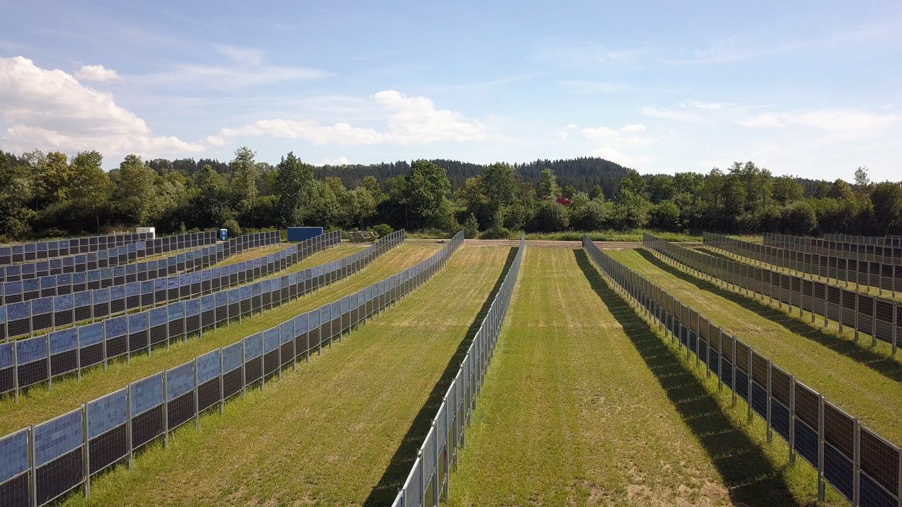 découvrez comment l'agrivoltaïsme allie agriculture et production d'énergie solaire, et explorez les réglementations en vigueur qui encadrent cette pratique innovante pour un développement durable.