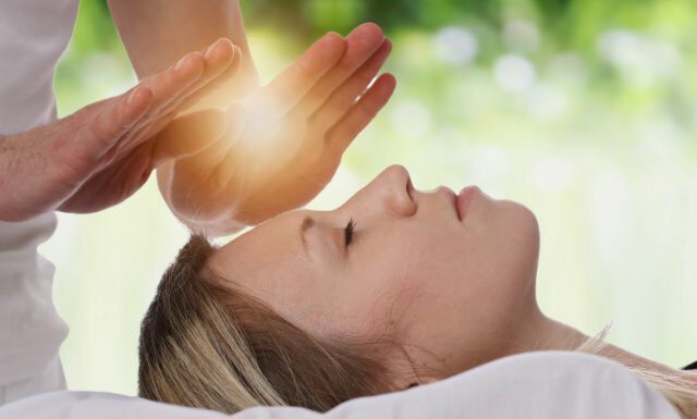 découvrez comment choisir le bon praticien en soins énergétiques pour atteindre l'harmonie et le bien-être. apprenez à évaluer les compétences, les approches et les témoignages pour trouver le professionnel qui répondra à vos besoins.