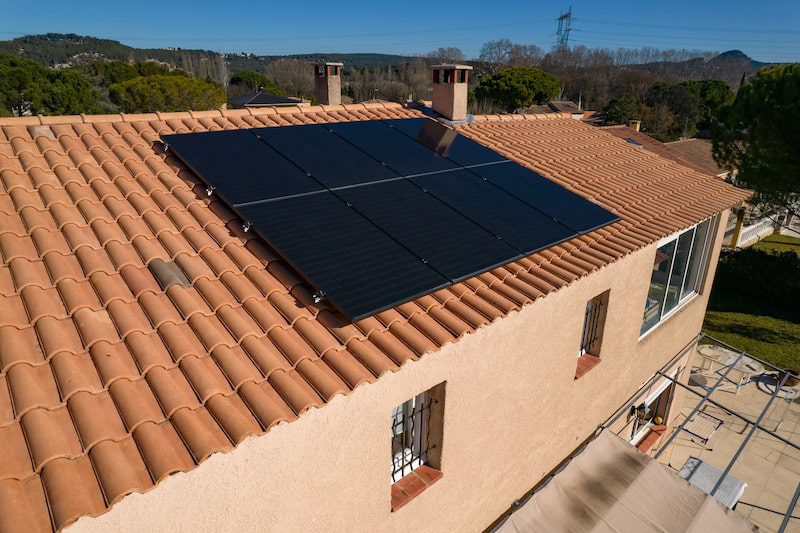 découvrez tout ce qu'il faut savoir sur le coût des panneaux solaires. comparez les prix, les aides financières disponibles et les économies potentielles pour faire le choix le plus avantageux pour votre future installation solaire.