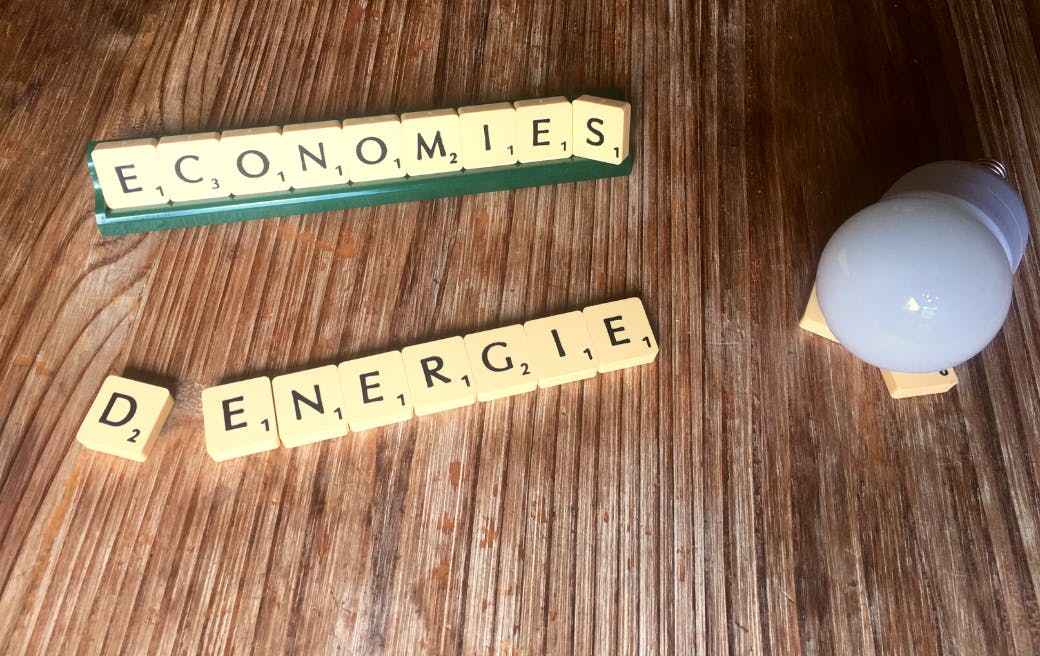 découvrez des astuces et stratégies efficaces pour économiser sur votre facture d'électricité, tout en contribuant à la protection de l'environnement. apprenez à optimiser votre consommation énergétique et à sélectionner des solutions durables pour réduire vos coûts.
