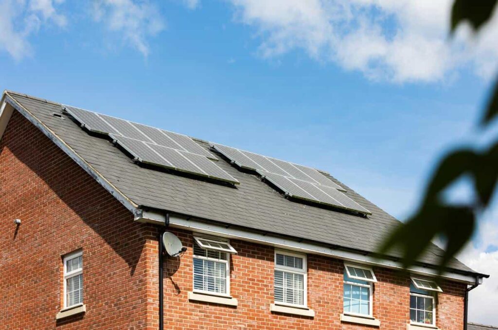 découvrez comment les panneaux solaires peuvent vous aider à réaliser des économies significatives sur vos factures d'énergie. informez-vous sur les avantages financiers, les aides disponibles et les meilleures pratiques pour maximiser vos économies grâce à l'énergie solaire.