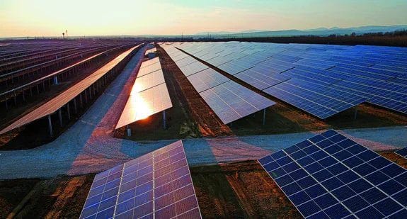 découvrez comment l'énergie solaire, une source d'énergie renouvelable prometteuse, transforme notre avenir en réduisant les émissions de carbone et en offrant des solutions durables pour la planète. explorez les innovations et les avantages de cette énergie propre qui illumine notre monde.