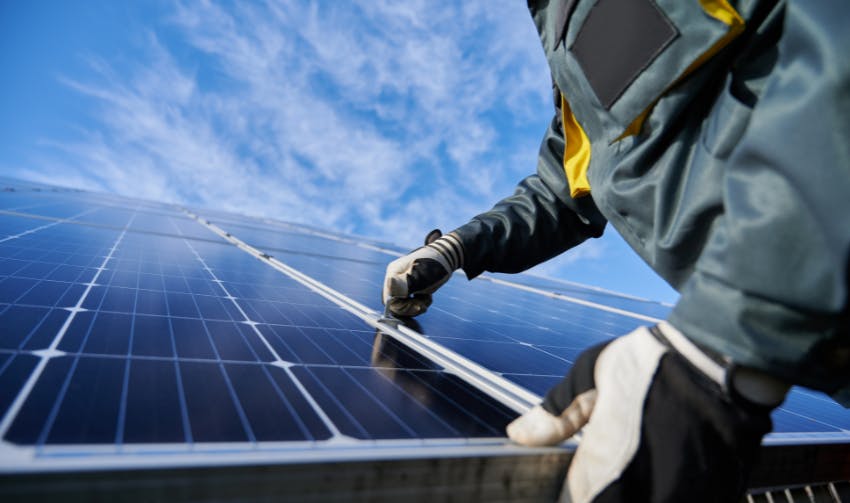 découvrez les arnaques liées aux panneaux solaires : informations sur les techniques utilisées par les escrocs, comment les éviter et protéger votre investissement énergétique. ne laissez pas les fraudes vous tromper dans votre transition écologique.