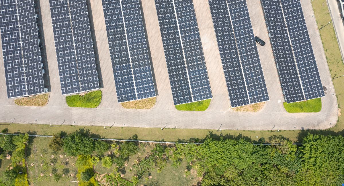 découvrez l'impact environnemental des systèmes photovoltaïques : analyse des avantages écologiques, des défis liés à leur fabrication et à leur recyclage, ainsi que des solutions pour minimiser leur empreinte. informez-vous sur le rôle essentiel de l'énergie solaire dans la transition énergétique durable.