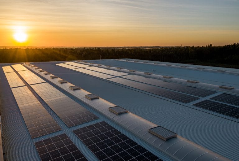 découvrez comment installer un système photovoltaïque chez vous pour produire votre propre électricité, réduire vos factures d'énergie et contribuer à la transition énergétique. obtenez des conseils d'experts sur le choix des panneaux solaires, l'emplacement idéal et les démarches administratives nécessaires.