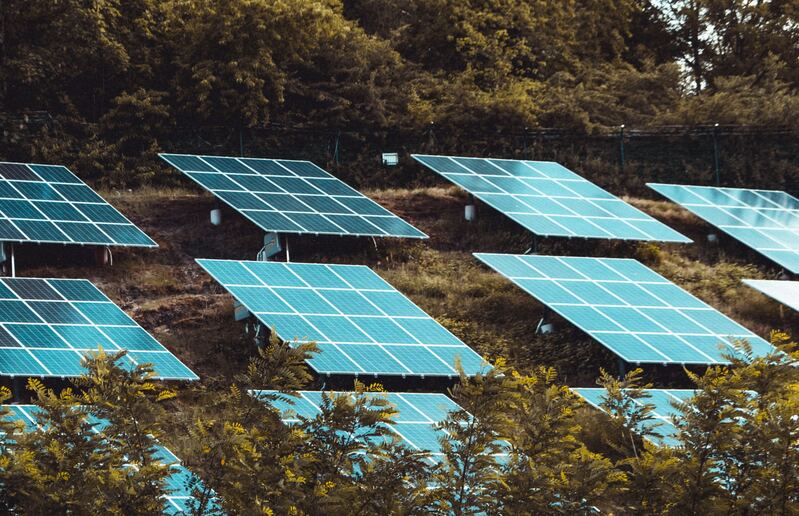découvrez comment investir dans les énergies renouvelables peut être une stratégie gagnante pour votre portefeuille. profitez des bénéfices économiques tout en contribuant à la protection de l'environnement.