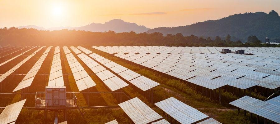 découvrez les avantages de l'investissement solaire, une solution durable et rentable pour réduire vos factures d'énergie, contribuer à la protection de l'environnement et optimiser votre patrimoine à long terme.