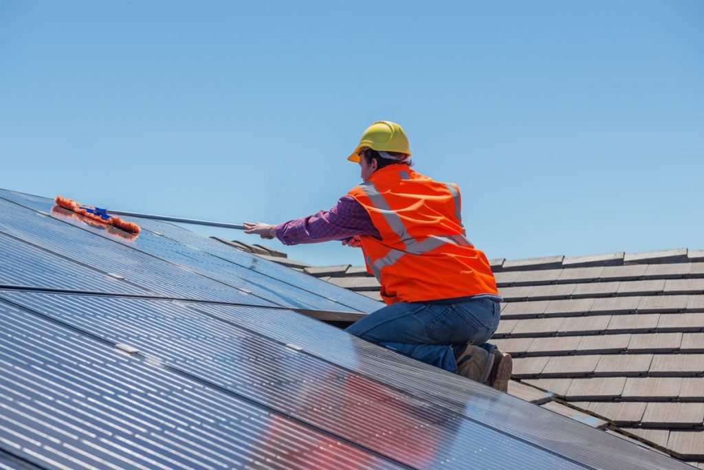 découvrez l'importance de la maintenance solaire pour optimiser la performance de vos installations photovoltaïques. assurez-vous une production d'énergie maximale et prolongez la durée de vie de vos panneaux solaires grâce à nos services experts.
