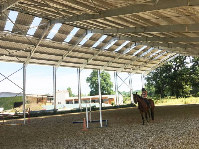 découvrez notre manège équestre solaire, une installation innovante qui allie passion pour l'équitation et respect de l'environnement. profitez d'un espace d'entraînement éclairé par une énergie renouvelable, tout en offrant à vos chevaux les meilleures conditions de travail. rejoignez-nous pour vivre une expérience équestre écoresponsable!
