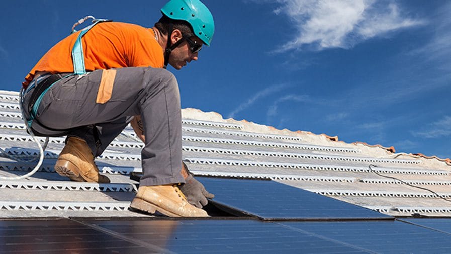 découvrez les normes de sécurité essentielles pour l'installation et l'utilisation des panneaux solaires. assurez-vous que votre système solaire respecte les réglementations en vigueur pour garantir efficacité et sécurité.