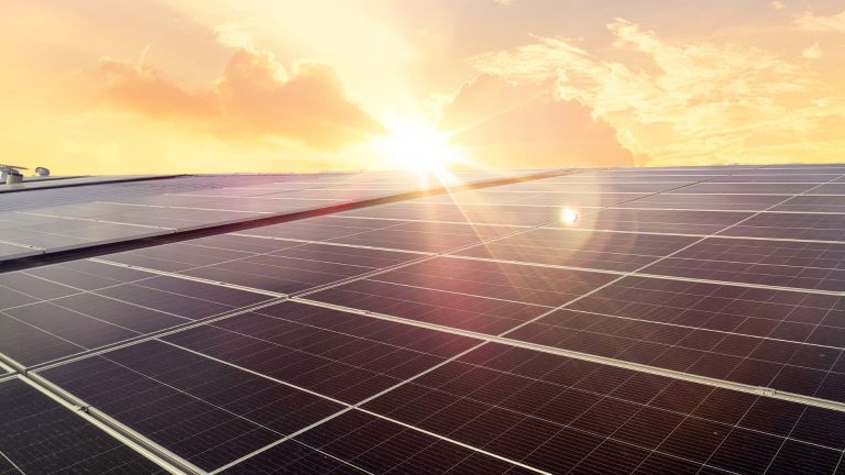 découvrez l'orientation photovoltaïque, un élément clé pour maximiser la production d'énergie solaire. apprenez comment bien positionner vos panneaux solaires pour optimiser leur rendement et profiter au mieux des bienfaits du soleil.