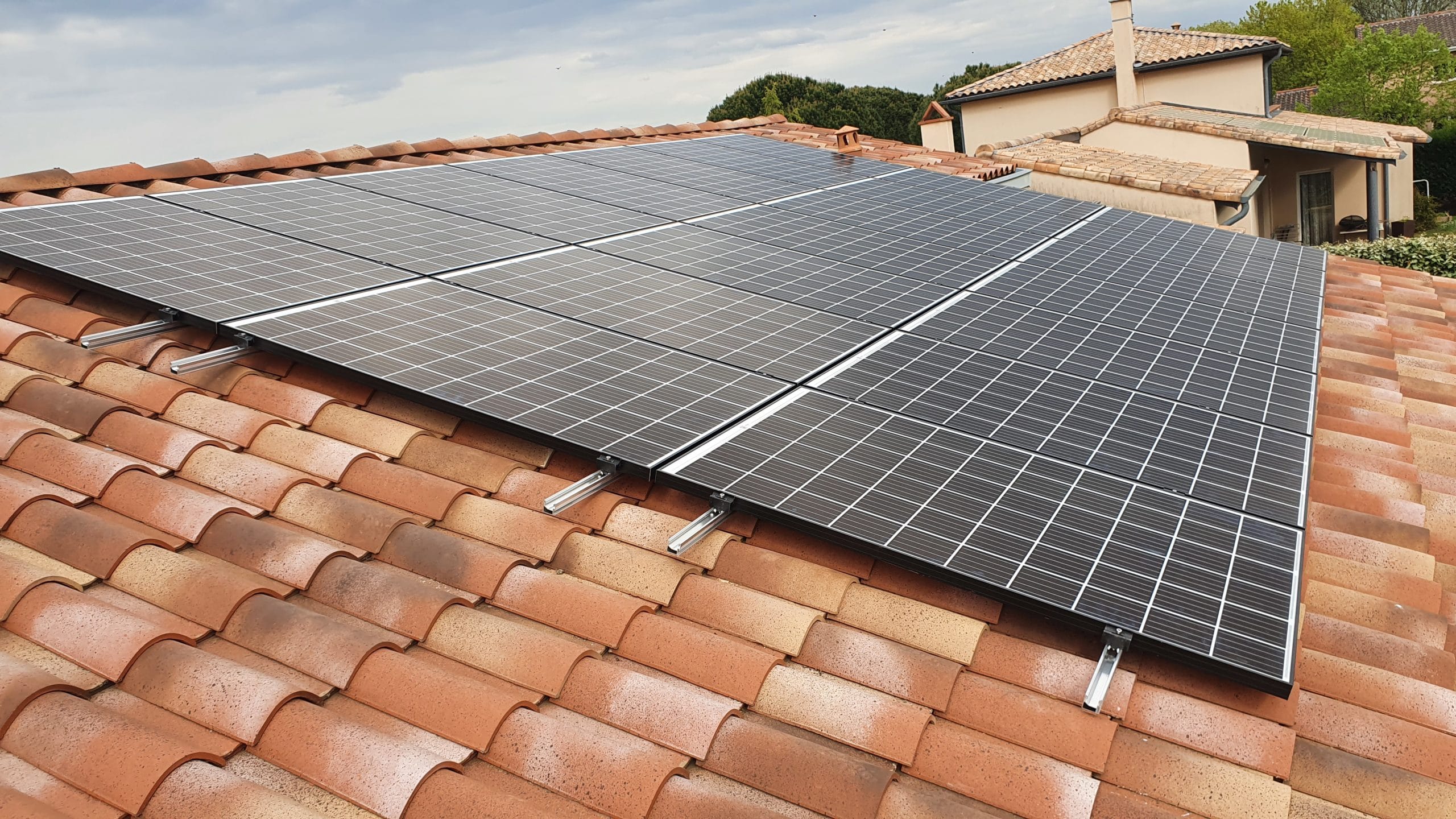 découvrez les avantages des panneaux photovoltaïques pour produire une énergie renouvelable et réduire votre facture d'électricité. informez-vous sur les différents types, installations, et aides disponibles pour faciliter votre transition vers une énergie verte.