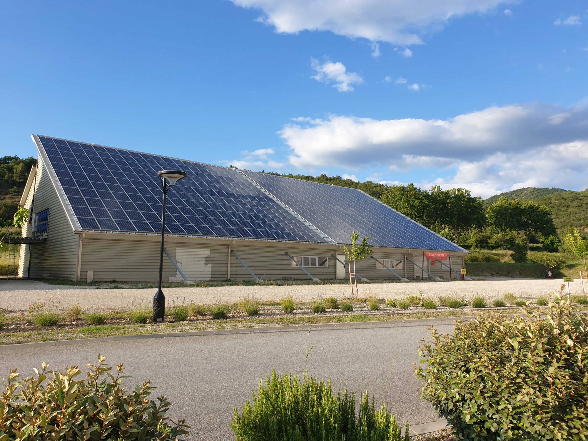 découvrez comment bénéficier de l'énergie photovoltaïque gratuite pour alimenter votre maison ou entreprise. profitez d'installations subventionnées, d'aides financières et de solutions écologiques pour réduire vos factures d'électricité tout en préservant l'environnement.