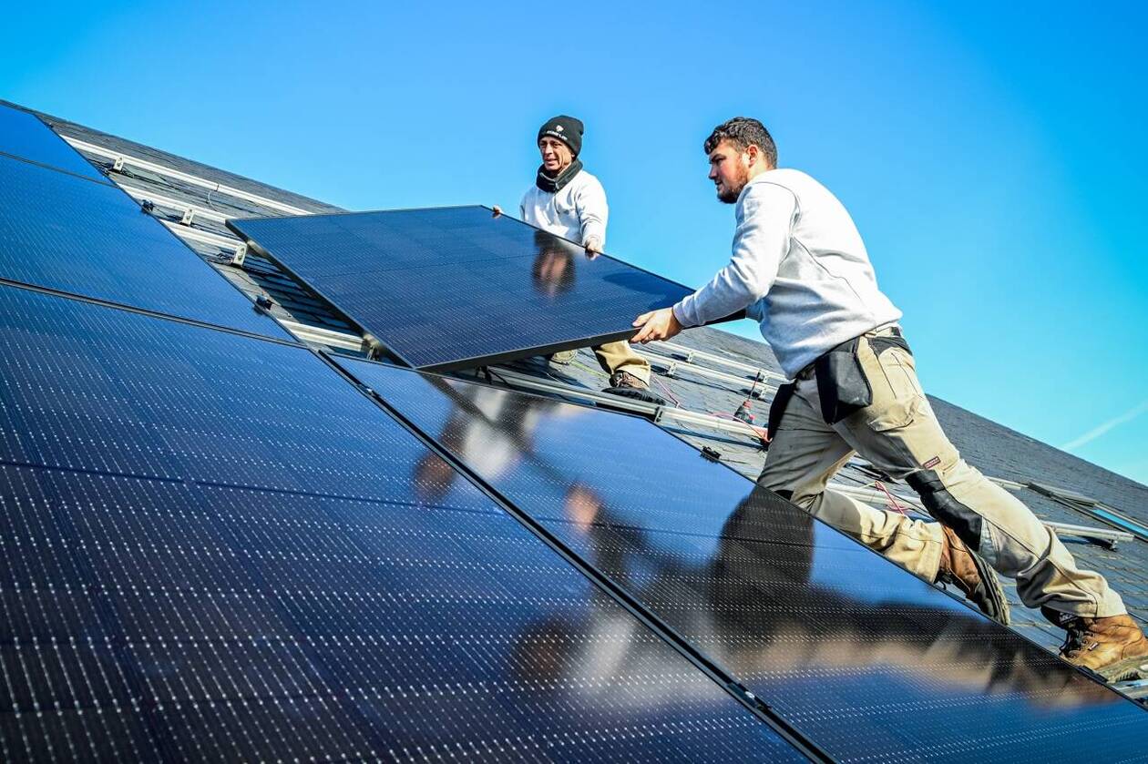 découvrez les prix des panneaux solaires et optimisez votre investissement énergétique. comparez les offres, les subventions disponibles et les différents types de panneaux pour faire le meilleur choix pour votre maison.