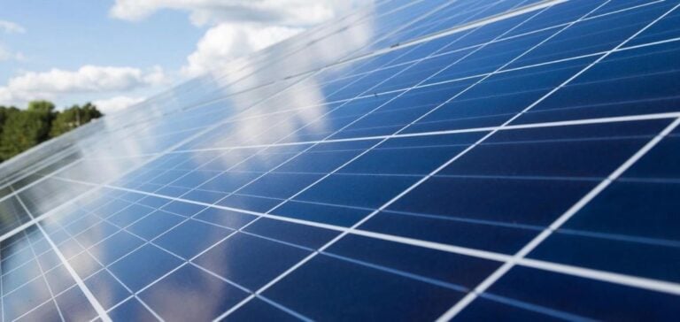 découvrez comment la révolution énergétique transforme notre monde, en promouvant des solutions durables, l'innovation technologique et l'adoption des énergies renouvelables pour un avenir plus vert.