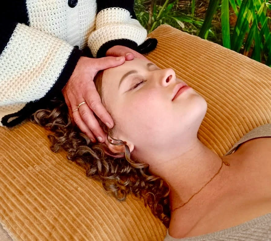 découvrez l'harmonie entre corps et esprit grâce à nos soins énergétiques. offrez-vous un moment de bien-être unique, alliant relaxation et rééquilibrage énergétique, pour retrouver sérénité et vitalité.