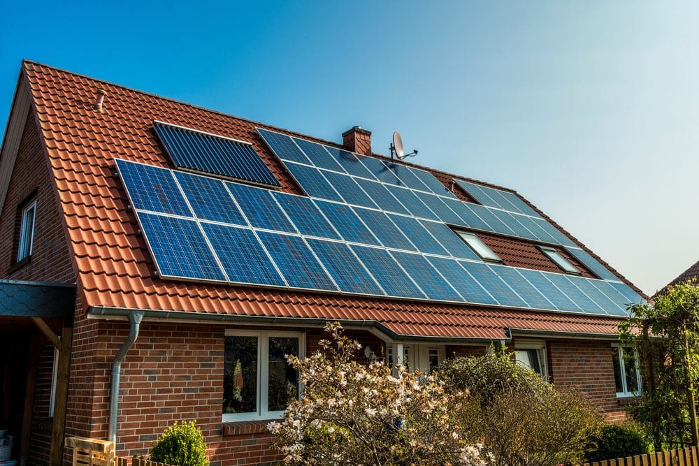 découvrez les avantages de la toiture solaire : une solution durable et économique pour produire votre propre énergie tout en préservant l'environnement. transformez votre maison en un véritable atout énergétique grâce à l'installation de panneaux solaires sur votre toit.