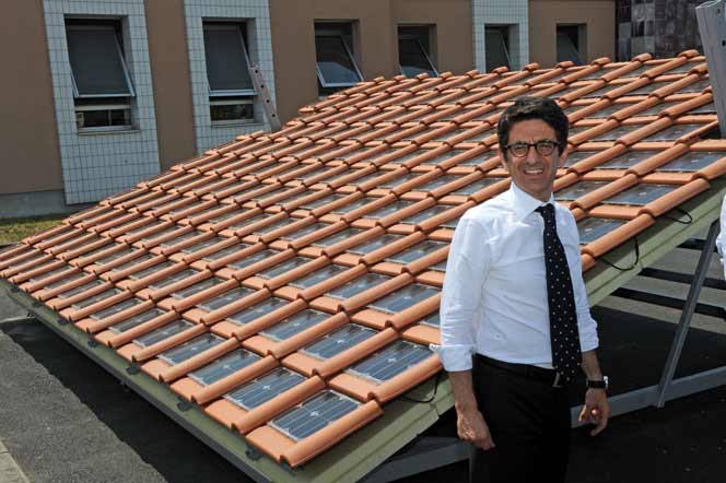 obtenez votre devis personnalisé pour l'installation de tuiles photovoltaïques et découvrez comment transformer votre toiture en source d'énergie renouvelable. profitez d'une estimation précise et rapide pour optimiser votre consommation énergétique.