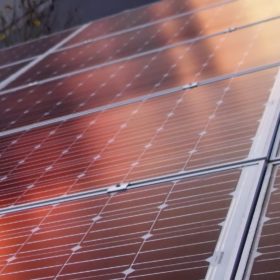 découvrez comment la synergie entre le silicium et la pérovskite peut révolutionner l'efficacité des cellules solaires. explorez les avantages de cette combinaison innovante pour des solutions énergétiques durables et performantes.