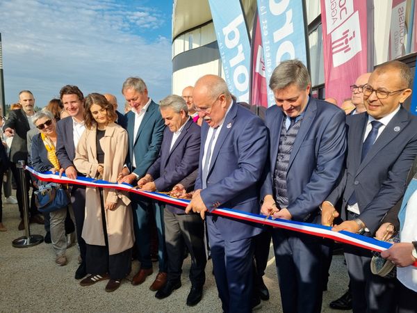 découvrez l'inauguration de l'agence soleriel à douains, un événement marquant dédié aux énergies renouvelables. rejoignez-nous pour célébrer cette nouvelle étape vers un avenir durable et responsable, et rencontrez notre équipe passionnée prête à vous accompagner dans vos projets.