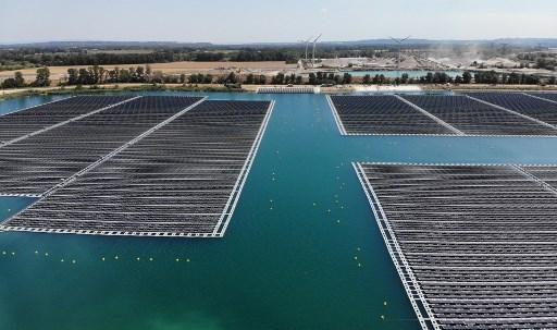 découvrez les avantages de la centrale solaire flottante, une solution innovante et écologique pour produire de l'énergie renouvelable tout en économisant de l'espace sur terre. apprenez comment cette technologie durable contribue à la transition énergétique et à la préservation des écosystèmes aquatiques.
