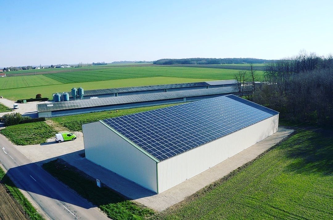découvrez comment bénéficier d'un bâtiment agricole photovoltaïque gratuit qui optimise votre production tout en réduisant vos coûts énergétiques. profitez de solutions durables et d'aides financières pour transformer votre exploitation agricole en un modèle d'innovation et de performance.