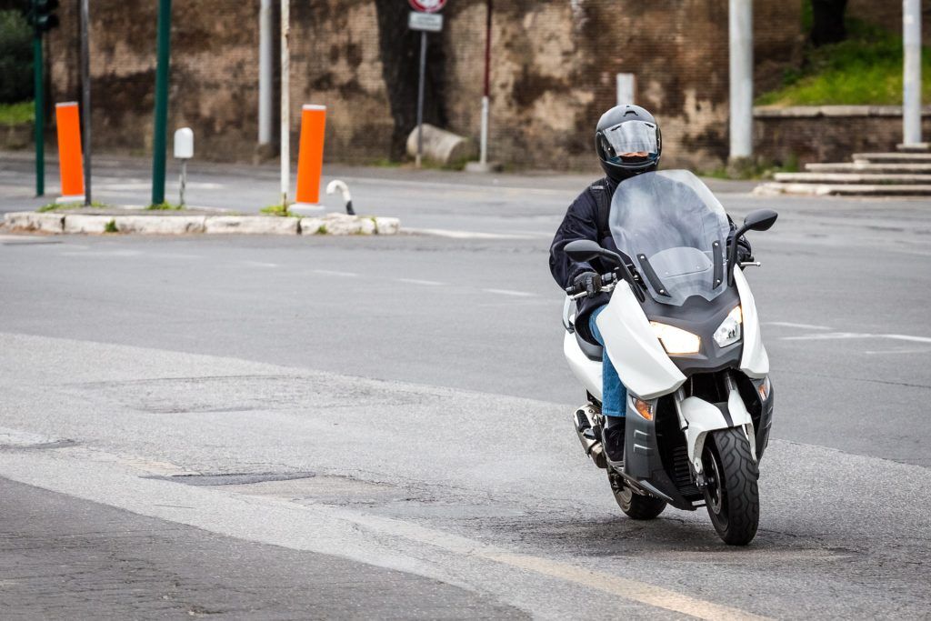 obtenez rapidement des devis d'assurance scooter sur mesure pour protéger votre deux-roues. comparez les offres, trouvez la meilleure couverture et roulez en toute sérénité.