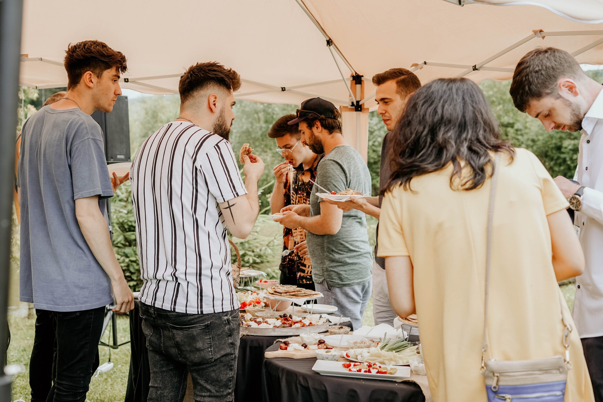 obtenez votre devis traiteur gratuit en ligne en quelques clics. comparez les offres, trouvez le prestataire idéal pour vos événements et savourez une cuisine d'exception, le tout sans engagement.
