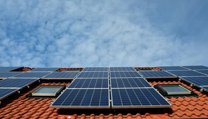 découvrez comment les panneaux solaires peuvent transformer votre budget énergétique en offrant des économies significatives sur vos factures d'électricité tout en contribuant à la protection de l'environnement. explorez les avantages économiques et les opportunités d'investissement liées à cette source d'énergie renouvelable.