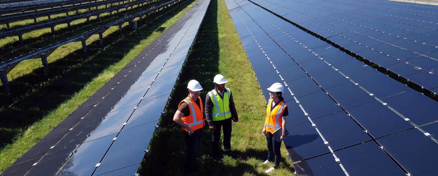 découvrez les défis et opportunités que présente l'énergie solaire. analysez comment cette source d'énergie renouvelable peut transformer notre avenir tout en relevant les obstacles techniques, économiques et environnementaux. plongez dans un sujet essentiel pour la transition énergétique.
