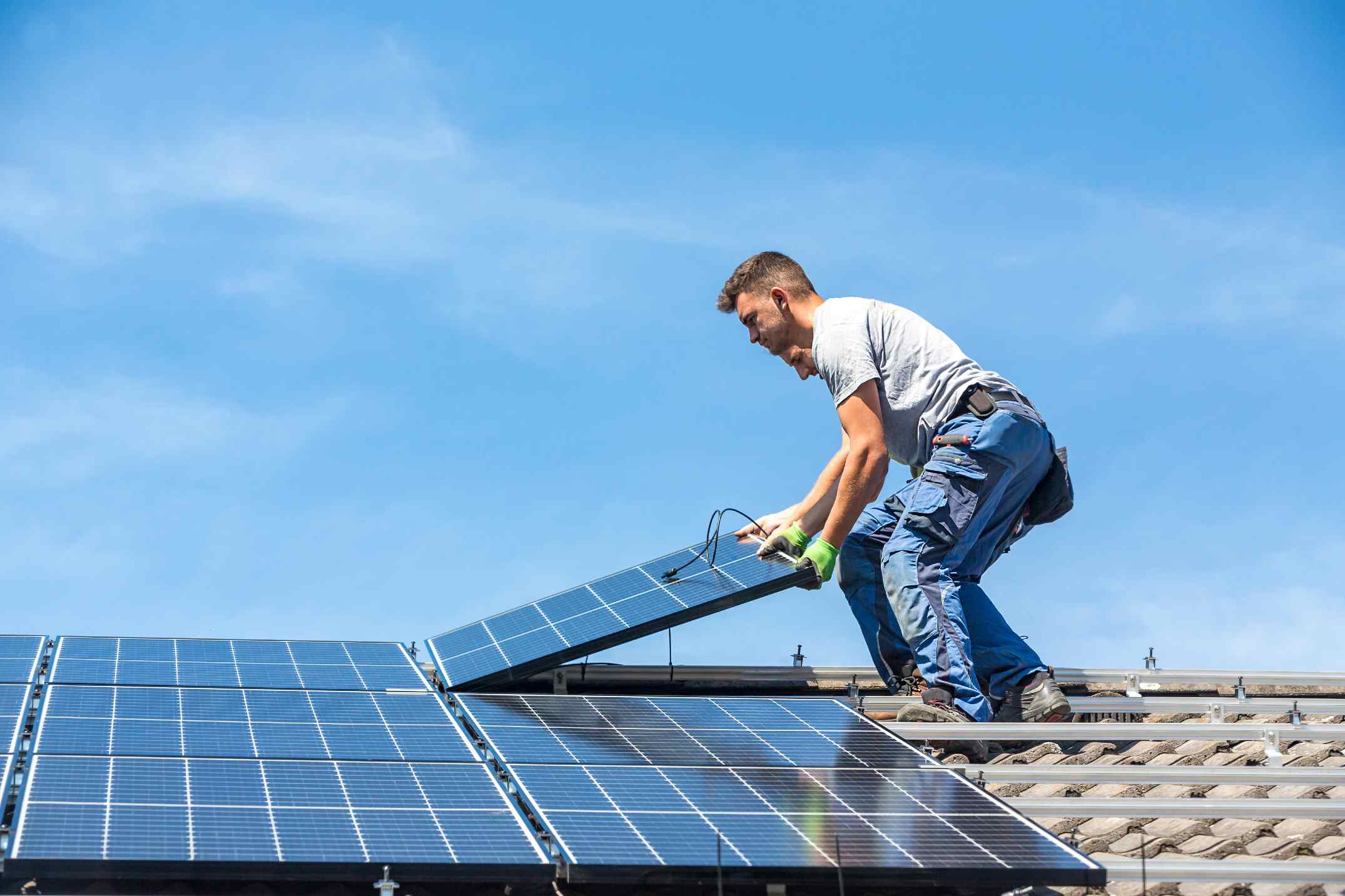 découvrez la prime bâti photovoltaïque, une aide financière pour encourager l'installation de panneaux solaires sur les bâtiments. profitez d'avantages fiscaux et contribuez à une énergie renouvelable durable tout en réduisant vos factures d'électricité.