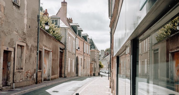 découvrez les enjeux et les stratégies de la revitalisation territoriale, un processus clé pour redynamiser les espaces urbains et ruraux, stimuler l'économie locale et améliorer la qualité de vie des habitants.