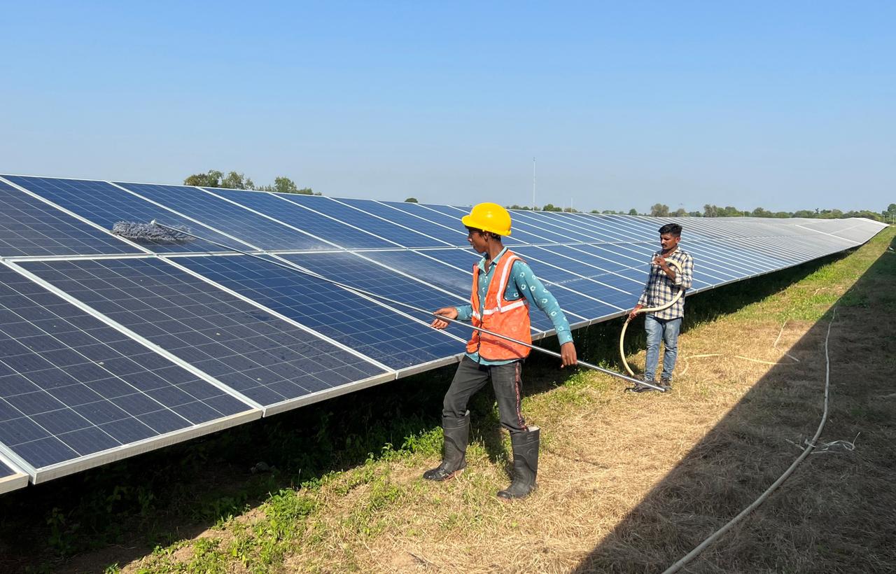 découvrez le village solaire de mafate, une initiative pionnière en matière de transition énergétique. plongez dans un écosystème durable où l'énergie renouvelable transforme la vie des habitants et préserve la beauté naturelle de cette vallée. rejoignez-nous pour explorer les innovations écologiques qui façonnent un avenir meilleur.