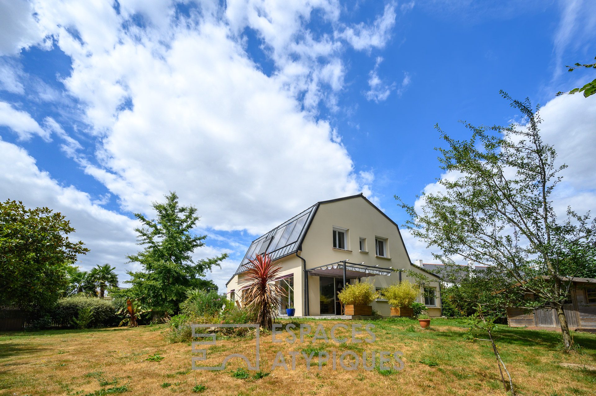découvrez comment construire une maison autonome solaire, alliant confort, économies d'énergie et respect de l'environnement. explorez les technologies innovantes et les astuces pour optimiser votre consommation d'énergie grâce à des solutions solaires.