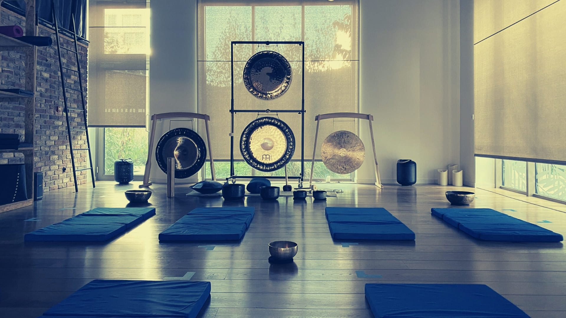 découvrez les bienfaits des bains sonores en soins : une expérience immersive et apaisante qui favorise la relaxation, réduit le stress et harmonise le corps et l'esprit grâce aux vibrations et aux sons bienfaisants.