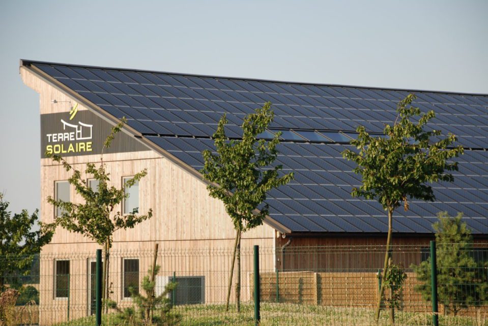 découvrez comment un bâtiment écologique photovoltaïque allie respect de l'environnement et efficacité énergétique. explorez les avantages de l'énergie solaire pour créer des espaces durables et réduire votre empreinte carbone.