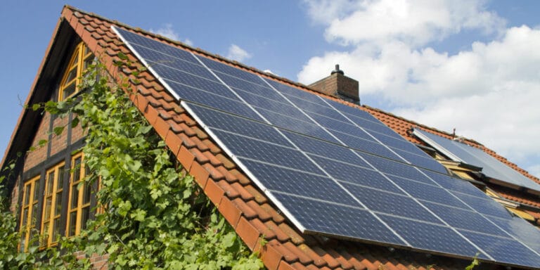 découvrez comment optimiser l'énergie solaire avec des panneaux solaires adaptés aux toitures en pente. maximisez votre production électrique tout en embellissant votre habitat grâce à des solutions esthétiques et performantes.