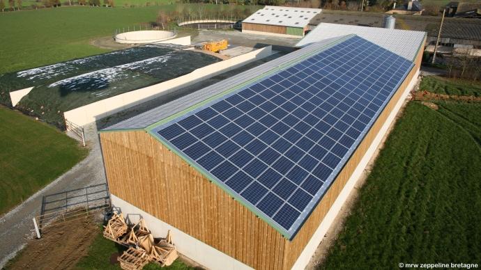 découvrez comment les bâtiments publics peuvent bénéficier de l'énergie photovoltaïque gratuite, contribuant ainsi à une transition énergétique durable tout en réduisant les coûts d'exploitation. explorez les avantages écologiques et économiques de l'installation de panneaux solaires sur les infrastructures publiques.