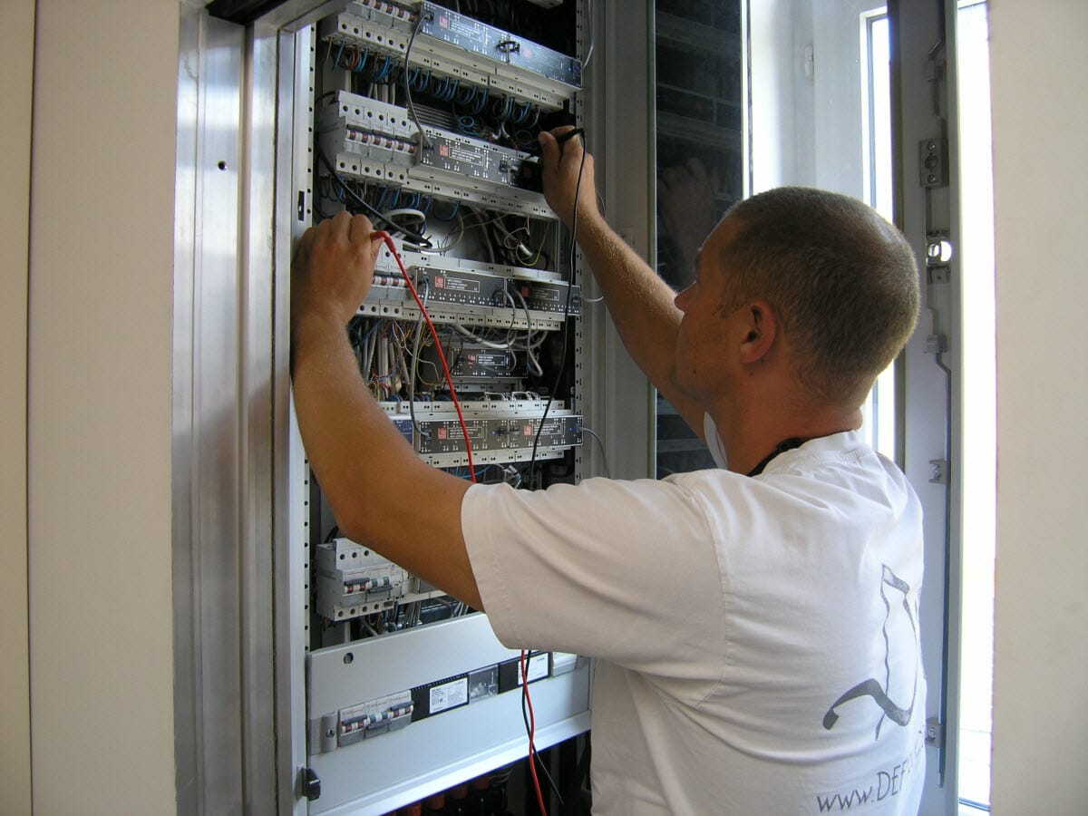 obtenez rapidement des devis gratuits d'électriciens à bruxelles. comparez les offres et choisissez le professionnel qui répond le mieux à vos besoins en électricité. service rapide et fiable pour tous vos projets électriques.